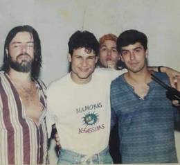 Nos bastidores em Aracaju: Shurelambers, Dinho, J�lio Rasec e o radialista Toni Chocolate. - Mirian Monte