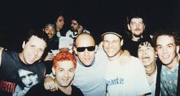 Mamonas Assassinas e integrantes dos Tit�s nos bastidores do festival de 10 anos da R�dio 89 FM, no Anhembi, em 02/12/1995. - Ralado Mamonas