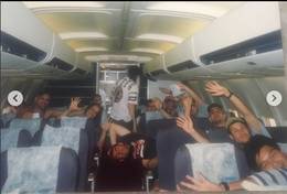 Integrantes dos Mamonas Assassinas e equipe acenando a bordo de voo da VASP durante a turn�. Fonte: @luiz_feh3 e @mamonasnostalgia