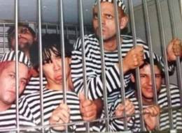 Os cinco Mamonas Assassinas de uniforme listrado em registro de humor da banda.