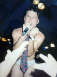 Dinho no Quorums Chopp, em Bauru / SP, em 09/09/1995, possivelmente durante Bois Don't Cry. - Carolina Bertoni e Herold Bruno