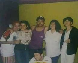 Mamonas Assassinas com f�s no Quorums Chopp, em Bauru / SP, em 09/09/1995. - Herold Bruno e Waleria Ferreira