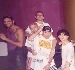 Mamonas Assassinas com f�s no Quorums Chopp, em Bauru / SP, em 09/09/1995. - Herold Bruno e Waleria Ferreira