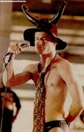 Dinho caracterizado durante "Bois Don't Cry" no show em Bento Gon�alves / RS, em 04/02/1996. - F� Clube Bento Hinoto (marca na imagem)
