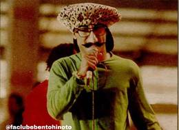 Dinho caracterizado durante "Vira-Vira" no show em Bento Gon�alves / RS, em 04/02/1996. - F� Clube Bento Hinoto (marca na imagem)