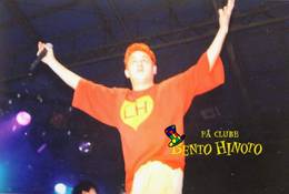 J�lio Rasec durante o show nos Pavilh�es da Festa da Uva, em Caxias do Sul / RS, em 29/02/1996. - F� Clube Bento Hinoto (marca na imagem)