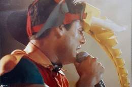 Dinho durante o show no Gin�sio Municipal de Crici�ma / SC, em 19/11/1995. - Alexandra Fortunato Cabral e Joseane Dorneles