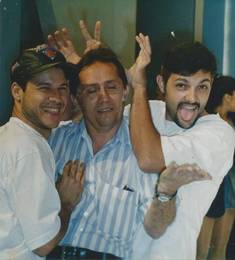 Dinho e Bento Hinoto com um convidado em registro sem data identificada. Fonte: Pinterest.