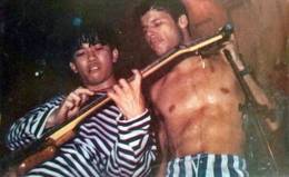 Dinho e Bento Hinoto durante uma apresenta��o dos Mamonas Assassinas.