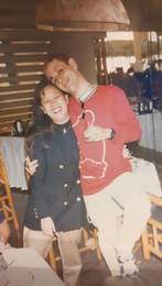 Dinho com uma f� em um restaurante durante a turn�.
