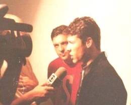 Dinho durante uma entrevista para a televis�o, acompanhado por outro integrante da banda.