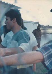 Dinho conversando com f�s em Rio Grande / RS durante a passagem da turn� ga�cha em fevereiro de 1996.