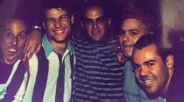 Dinho e J�lio com amigos na Danceteria Cali em S�o Paulo, no anivers�rio de um amigo.