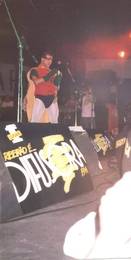 Dinho durante o show dos Mamonas Assassinas na Discoteca Zoom, em Ribeir�o Preto / SP, em 01/10/1995. - autoria n�o identificada