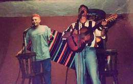 J�lio Rasec e Dinho cantando com viol�o na Danceteria Cali em S�o Paulo.