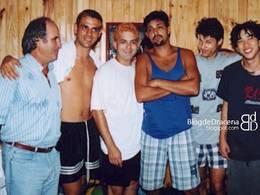 Banda nos bastidores na Fapidra, em Dracena / SP, em 10/01/1996. Foto: Acervos citados coletivamente pelo Blog de Dracena. - Acervos citados coletivamente pelo Blog de Dracena: Deninha Lessa, Zezinho Garcia, P�mela Cenedesi, Adrielle Cavalari, Renato Prado, C�lia Alves, Marcos Mendes, Rodrigo Miyagui, Mariana Crepaldi e C�ssia Peppolin. Autoria individual n�o discriminada para todas as fotos.