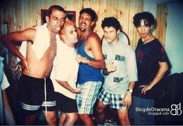 Banda no camarim da Fapidra, Dracena / SP, em 10/01/1996. Foto: Acervos citados coletivamente pelo Blog de Dracena. - Acervos citados coletivamente pelo Blog de Dracena: Deninha Lessa, Zezinho Garcia, P�mela Cenedesi, Adrielle Cavalari, Renato Prado, C�lia Alves, Marcos Mendes, Rodrigo Miyagui, Mariana Crepaldi e C�ssia Peppolin. Autoria individual n�o discriminada para todas as fotos.