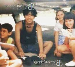 Bento com f�s no aeroporto de Dracena na Fapidra, em Dracena / SP, em 10/01/1996. Foto: Acervos citados coletivamente pelo Blog de Dracena. - Acervos citados coletivamente pelo Blog de Dracena: Deninha Lessa, Zezinho Garcia, P�mela Cenedesi, Adrielle Cavalari, Renato Prado, C�lia Alves, Marcos Mendes, Rodrigo Miyagui, Mariana Crepaldi e C�ssia Peppolin. Autoria individual n�o discriminada para todas as fotos.