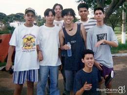 Bento com integrantes de banda local na Fapidra, Dracena / SP, em 10/01/1996. Foto: Acervos citados coletivamente pelo Blog de Dracena. - Acervos citados coletivamente pelo Blog de Dracena: Deninha Lessa, Zezinho Garcia, P�mela Cenedesi, Adrielle Cavalari, Renato Prado, C�lia Alves, Marcos Mendes, Rodrigo Miyagui, Mariana Crepaldi e C�ssia Peppolin. Autoria individual n�o discriminada para todas as fotos.