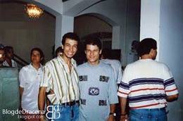 Dinho com f�; C�lia aparece ao fundo na Fapidra, em Dracena / SP, em 10/01/1996. Foto: Acervos citados coletivamente pelo Blog de Dracena. - Acervos citados coletivamente pelo Blog de Dracena: Deninha Lessa, Zezinho Garcia, P�mela Cenedesi, Adrielle Cavalari, Renato Prado, C�lia Alves, Marcos Mendes, Rodrigo Miyagui, Mariana Crepaldi e C�ssia Peppolin. Autoria individual n�o discriminada para todas as fotos.