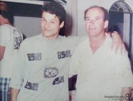 Dinho recebe f� na Fapidra, em Dracena / SP, em 10/01/1996. Foto: Acervos citados coletivamente pelo Blog de Dracena. - Acervos citados coletivamente pelo Blog de Dracena: Deninha Lessa, Zezinho Garcia, P�mela Cenedesi, Adrielle Cavalari, Renato Prado, C�lia Alves, Marcos Mendes, Rodrigo Miyagui, Mariana Crepaldi e C�ssia Peppolin. Autoria individual n�o discriminada para todas as fotos.