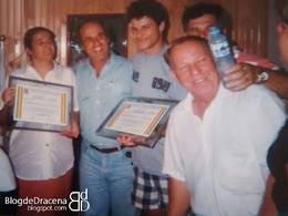 Dinho e C�lia recebem homenagem na Fapidra, em Dracena / SP, em 10/01/1996. Foto: Acervos citados coletivamente pelo Blog de Dracena. - Acervos citados coletivamente pelo Blog de Dracena: Deninha Lessa, Zezinho Garcia, P�mela Cenedesi, Adrielle Cavalari, Renato Prado, C�lia Alves, Marcos Mendes, Rodrigo Miyagui, Mariana Crepaldi e C�ssia Peppolin. Autoria individual n�o discriminada para todas as fotos.