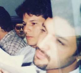 Integrantes e equipe dos Mamonas Assassinas em registro de bastidores sem data identificada.