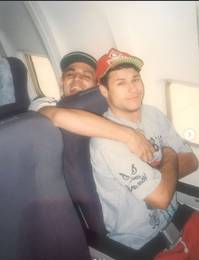 J�lio Rasec e Dinho em voo durante a turn� dos Mamonas Assassinas. Fonte: @luiz_feh3 e @mamonasnostalgia