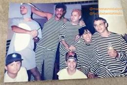 Mamonas Assassinas na �poca das apresenta��es na Boate Lua Nua, em S�o Paulo / SP, em 07/04/1995. Cr�dito indicado na imagem: @mamonasnostalgia e @faclubebentohinoto. - Mamonas Nostalgia / F�-Clube Bento Hinoto