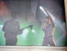 Bento Hinoto e Dinho durante "Bois Don't Cry" no Est�dio Man� Garrincha, em Bras�lia / DF, em 02/03/1996. - reprodu��o de material impresso; autoria e publica��o n�o identificadas