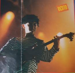 Bento Hinoto tocando guitarra durante o �ltimo show dos Mamonas Assassinas, no Est�dio Man� Garrincha, em Bras�lia / DF, em 02/03/1996. - reprodu��o de material impresso; autoria e publica��o n�o identificadas