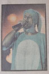 Dinho fantasiado durante a abertura do �ltimo show dos Mamonas Assassinas, no Est�dio Man� Garrincha, em Bras�lia / DF, em 02/03/1996. - reprodu��o de material impresso; autoria e publica��o n�o identificadas
