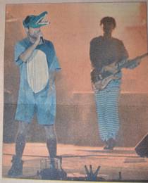 Dinho e Bento Hinoto durante o �ltimo show dos Mamonas Assassinas, no Est�dio Man� Garrincha, em Bras�lia / DF, em 02/03/1996. - reprodu��o de material impresso; autoria e publica��o n�o identificadas