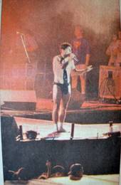 Dinho cantando na passarela do palco durante o �ltimo show, no Est�dio Man� Garrincha, em Bras�lia / DF, em 02/03/1996. - reprodu��o de material impresso; autoria e publica��o n�o identificadas