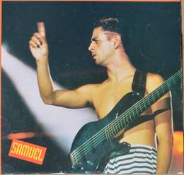 Samuel Reoli tocando baixo durante o �ltimo show dos Mamonas Assassinas, no Est�dio Man� Garrincha, em Bras�lia / DF, em 02/03/1996. - reprodu��o de material impresso; autoria e publica��o n�o identificadas