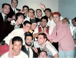 Mamonas Assassinas com integrantes da equipe e convidados em Ponta Grossa / PR, em 14/11/1995. - cr�dito n�o identificado