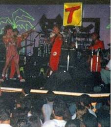 Mamonas Assassinas na Reggae Night, em Porto Seguro / BA. A agenda registra apresenta��es no local em 10/10/1995 e 09/01/1996; esta fotografia ainda n�o foi ligada com seguran�a a uma das duas datas.
