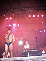 Dinho caracterizado para "Bois Don't Cry" durante o show no Est�dio do Trabalhador, em Resende / RJ, em 12/01/1996. - F� Clube Bento Hinoto (marca na imagem)