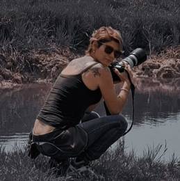 Val�ria Zoppello trabalhando como fot�grafa, anos depois da trajet�ria dos Mamonas Assassinas.